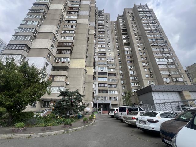 Продаж 3 кімнатної квартира в Києві поряд з метро Харківська